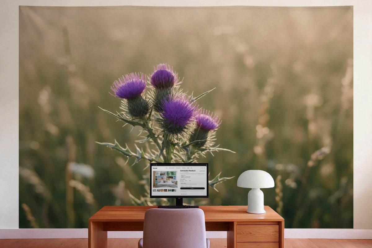 Déco murale dans le bureau derrière la table de travail : tenture murale Fleurs de chardon violettes, imprimée sur tissu