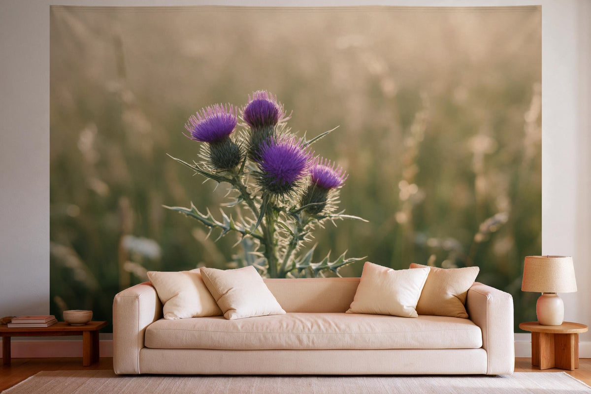 Tenture murale XXL Fleurs de chardon violettes en déco murale dans un salon lumineux au-dessus du canapé