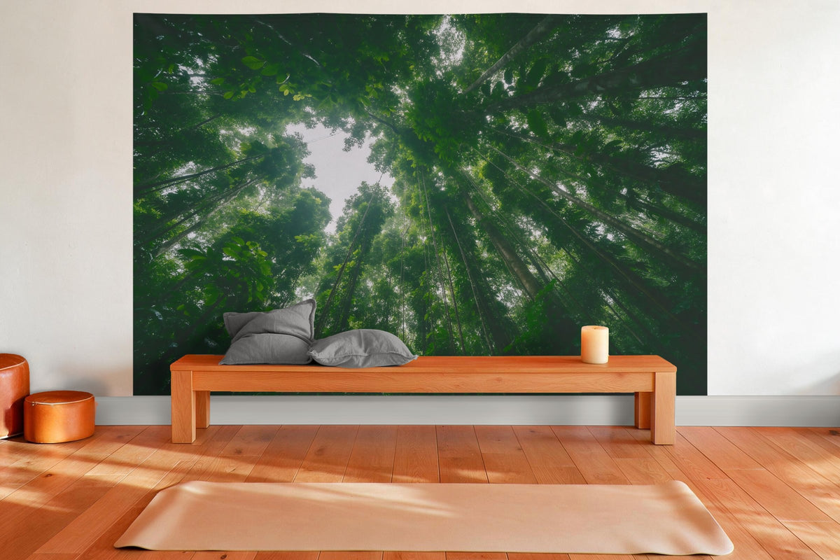 Déco murale dans une salle de yoga : tenture murale Canopée de jungle vue d'en bas, imprimée sur tissu