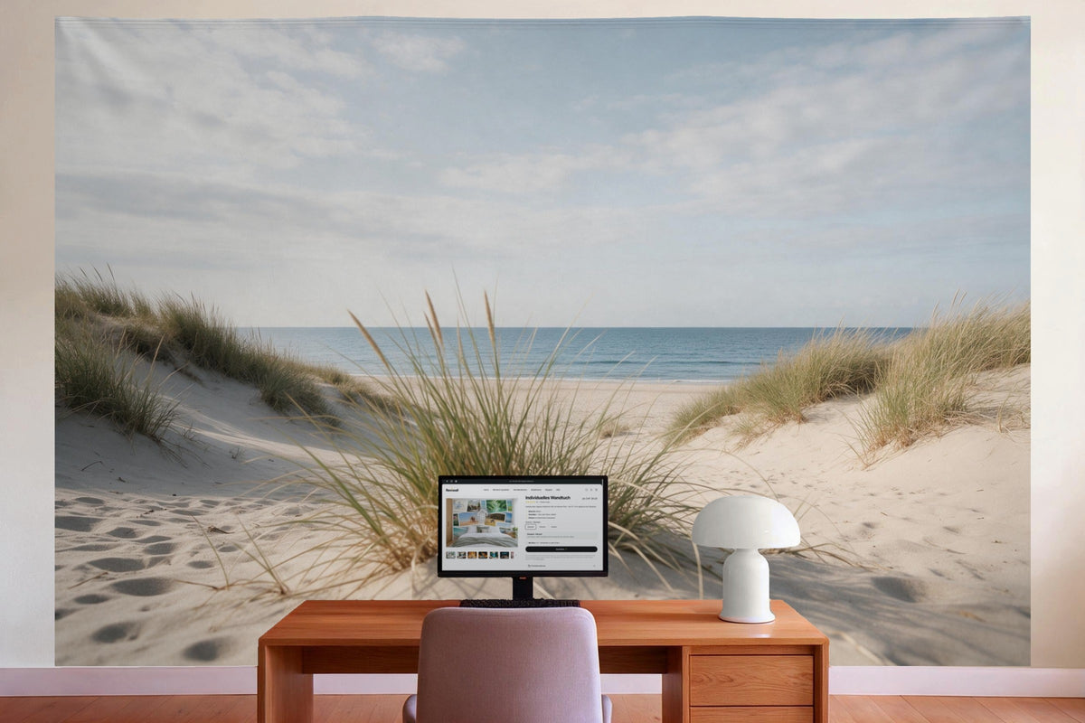 Déco murale dans le bureau derrière la table de travail : tenture murale Plage avec herbe des dunes devant la mer, imprimée sur tissu