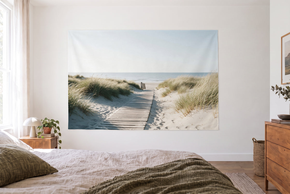 Wandtuch Dünenweg zum Strand im hellen Schlafzimmer gegenüber dem Bett, rechts eine Holzkommode – Beige und Blau