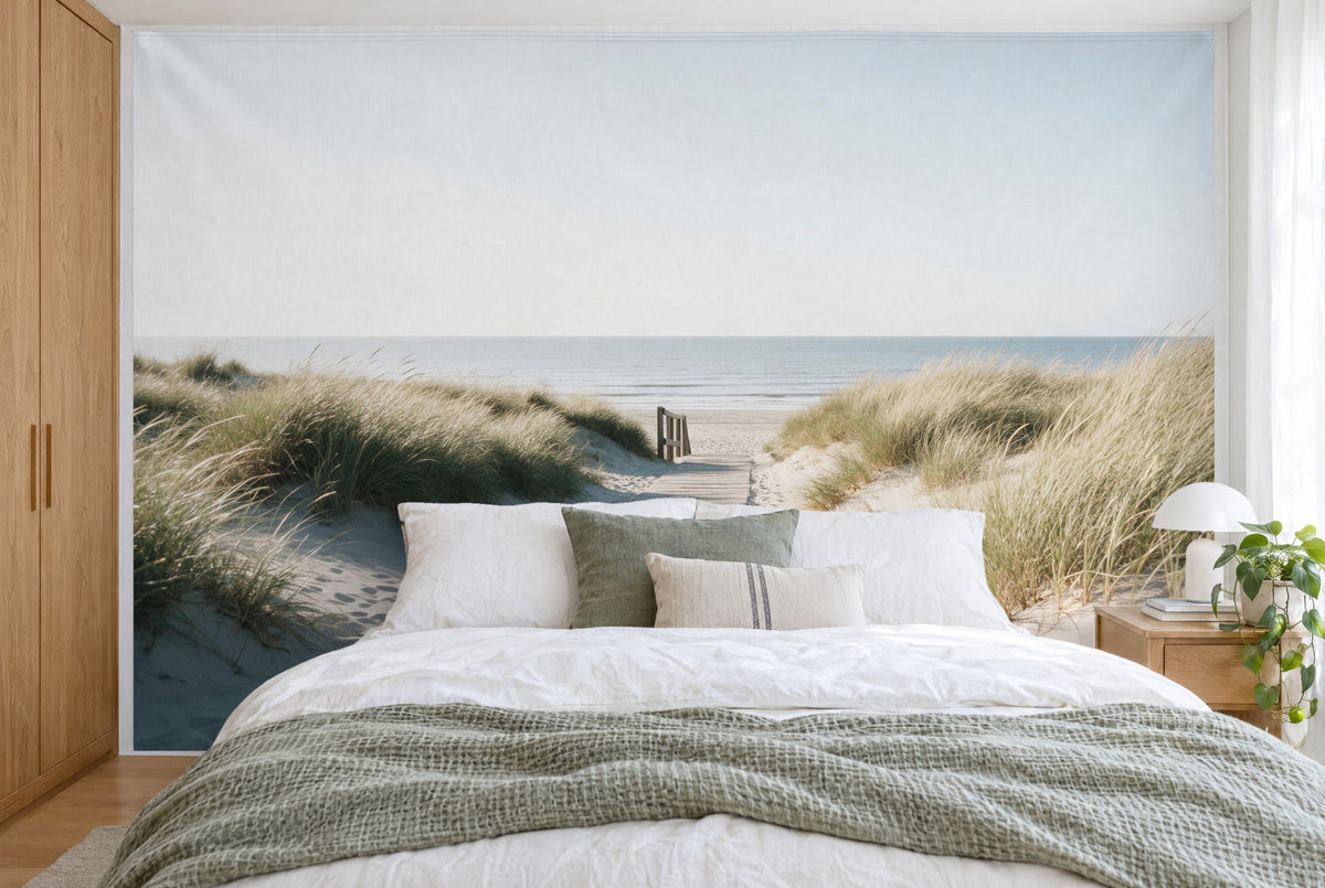 Bedruckter Stoff im XXL-Format: Holzsteg links durch Dünen zum ruhigen Meer, wandfüllend hinter dem Bett