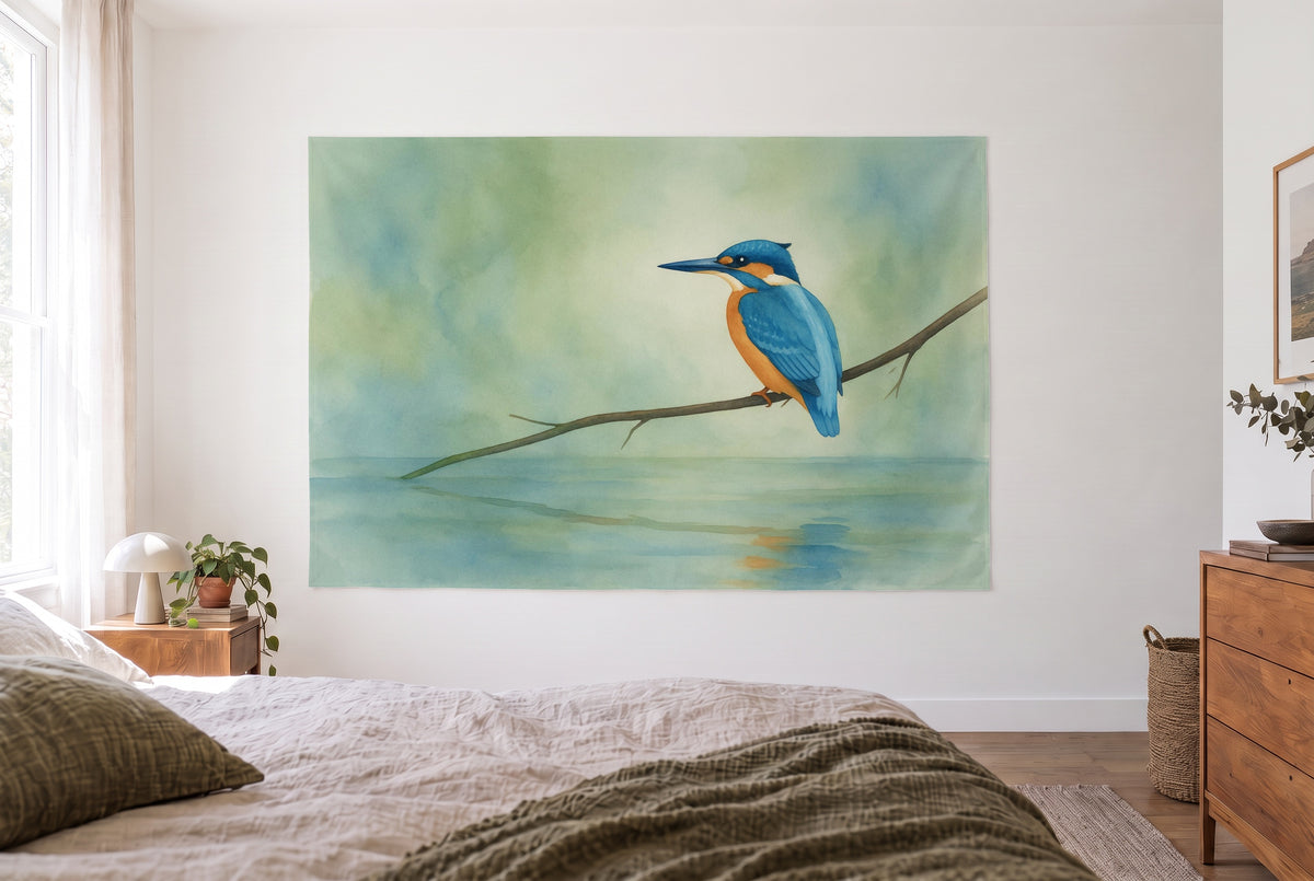 Tapiz martín pescador en la rama en dormitorio claro frente a la cama, cómoda de madera a la derecha – azul y verde