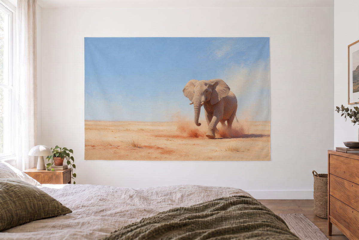 Wandtuch Elefant im roten Staub im hellen Schlafzimmer gegenüber dem Bett, rechts eine Holzkommode – Beige und Blau
