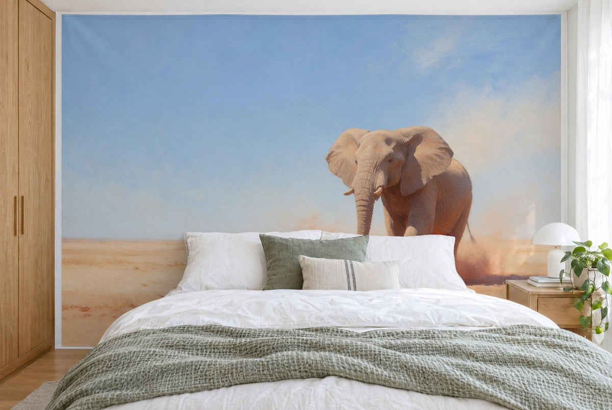 Bedruckter Stoff im XXL-Format: Elefant im roten Staub rechts der Mitte unter blauem Himmel, wandfüllend hinter dem Bett