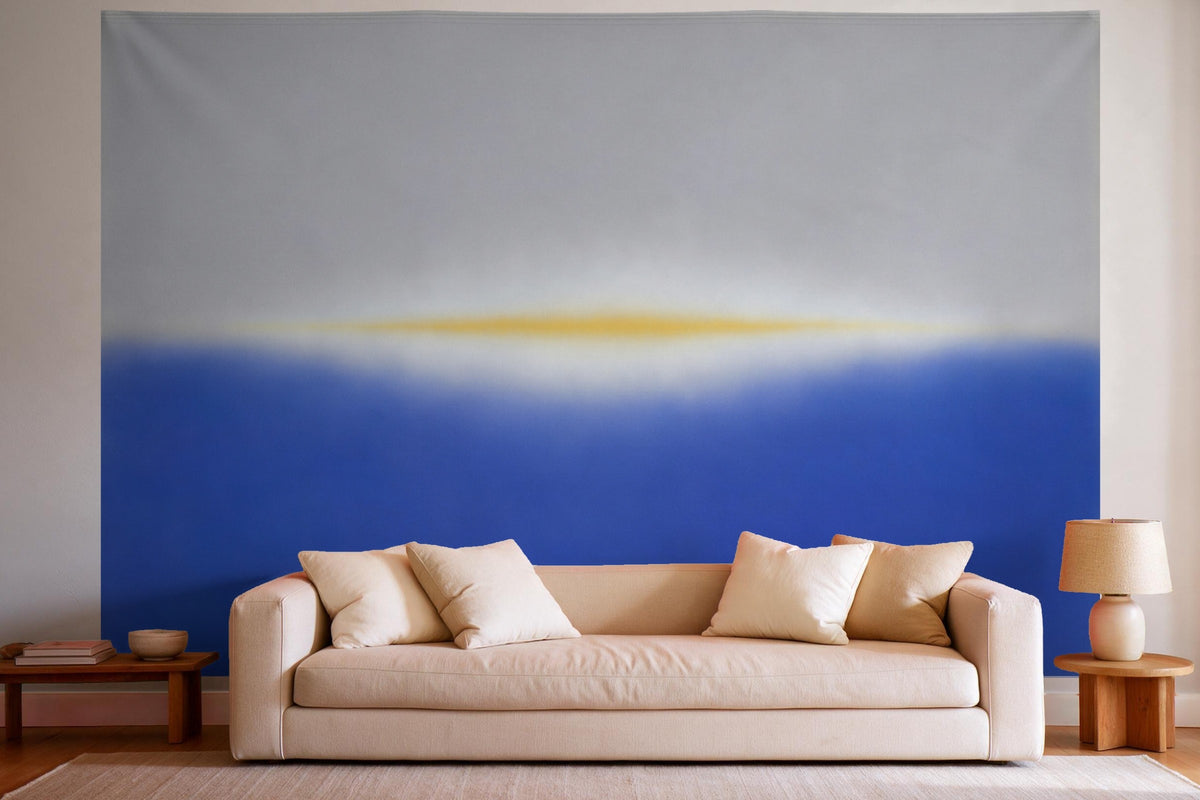Déco murale dans un salon lumineux au-dessus du canapé : tenture murale Horizon en champs de couleur, imprimée sur tissu