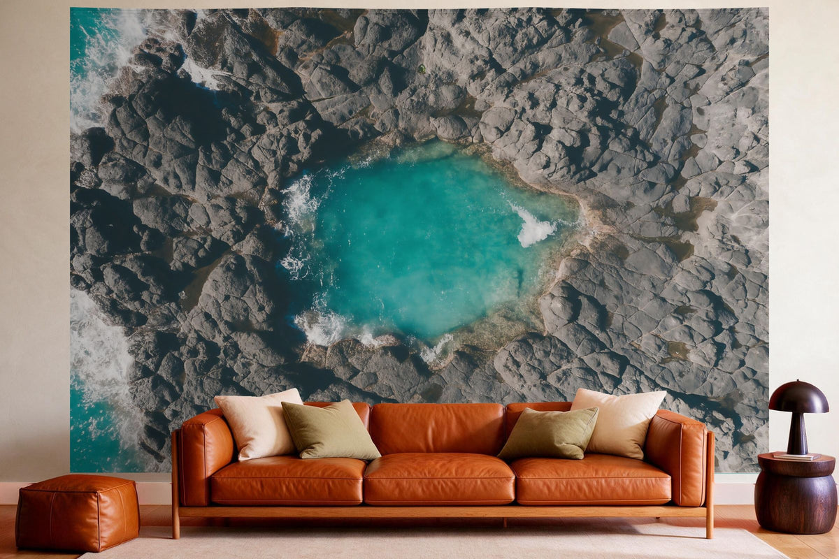 Wandtuch XXL Felsenpool an der Küste von oben als Wanddeko im gemütlichen Wohnzimmer über dem Ledersofa