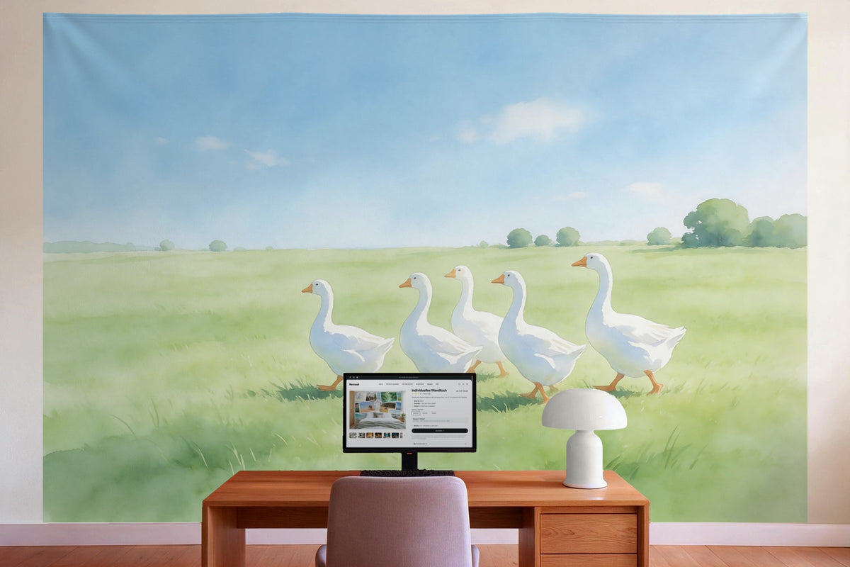 Wanddeko im Büro hinter dem Schreibtisch: Wandtuch Gänseschar auf der Wiese, auf Stoff gedruckt