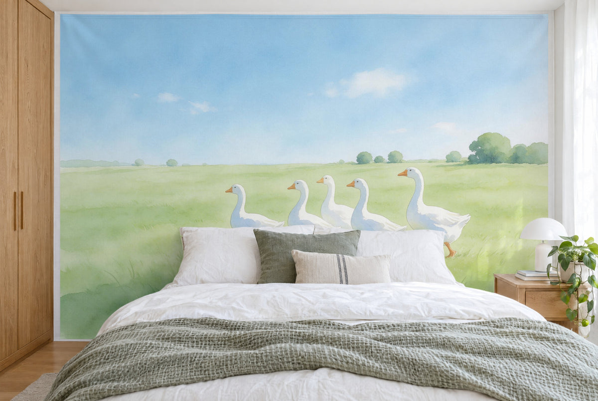 Tela impresa XXL: cinco gansos blancos a la derecha del centro en el prado, pared entera tras la cama