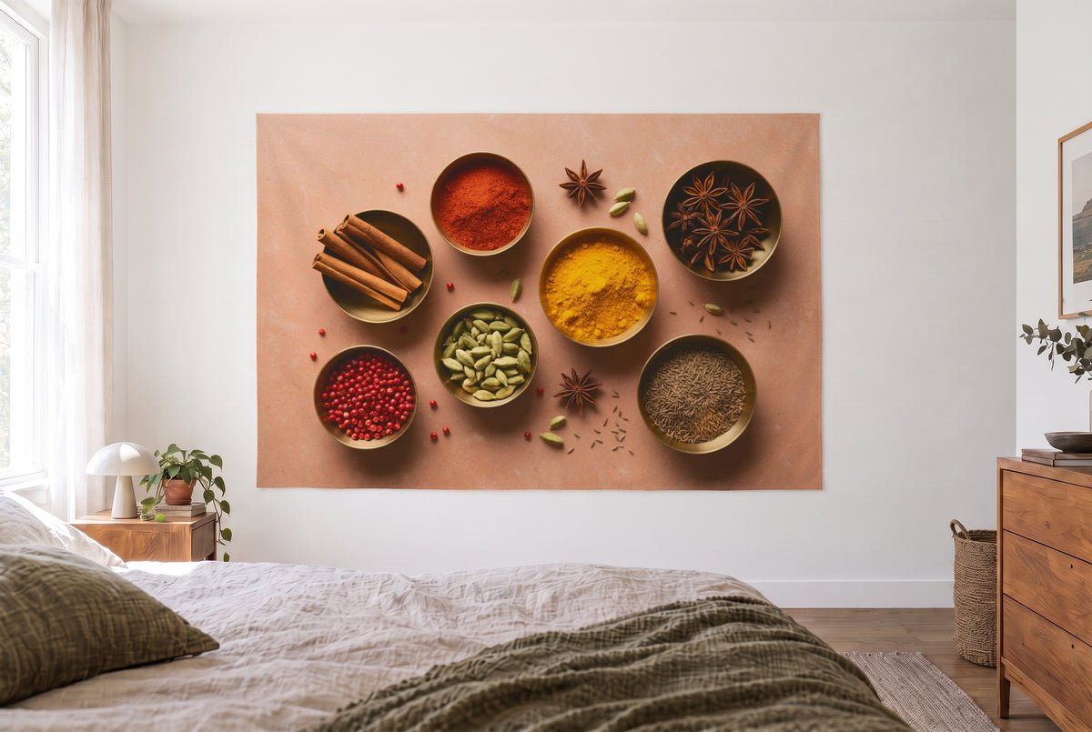 Wandtuch Gewürzschalen von oben im hellen Schlafzimmer gegenüber dem Bett, rechts eine Holzkommode – Gelb, Rot und Orange