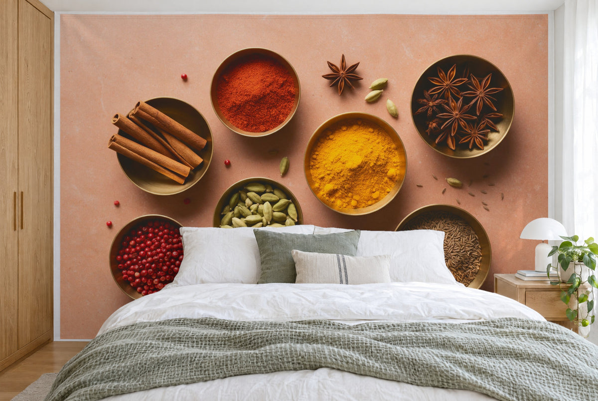 Bedruckter Stoff im XXL-Format: Kurkuma-Schale rechts der Mitte, Paprika, Zimt und Sternanis, wandfüllend hinter dem Bett