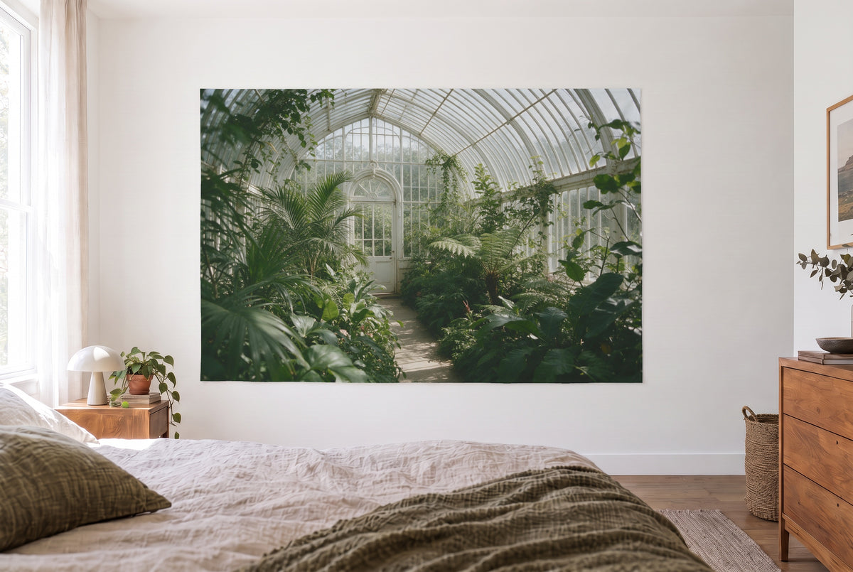 Tapiz antiguo invernadero con plantas en un dormitorio claro frente a la cama, cómoda de madera a la derecha – verde