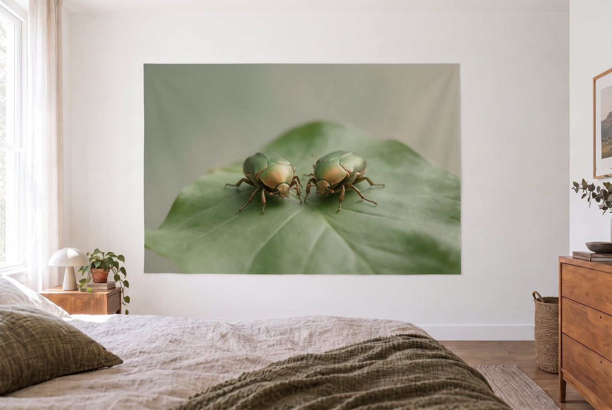Wandtuch Goldgrüne Käfer auf einem Blatt im hellen Schlafzimmer gegenüber dem Bett, rechts eine Holzkommode – Grün und Gold