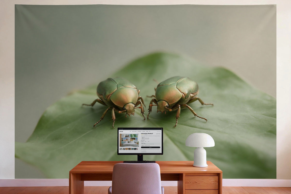Déco murale dans le bureau derrière la table de travail : tenture murale Scarabées vert doré sur une feuille, imprimée sur tissu