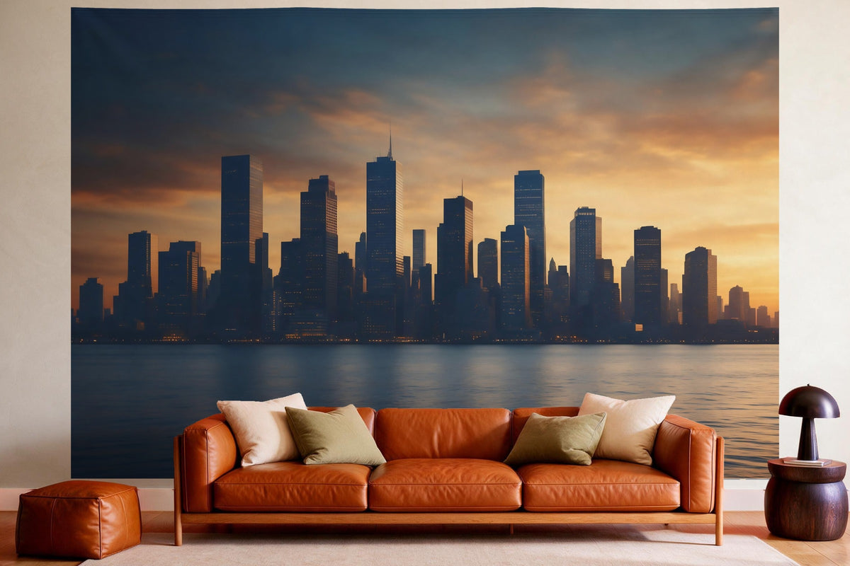Wanddeko im gemütlichen Wohnzimmer über dem Ledersofa: Wandtuch Grossstadt-Skyline in der Abenddämmerung, auf Stoff gedruckt