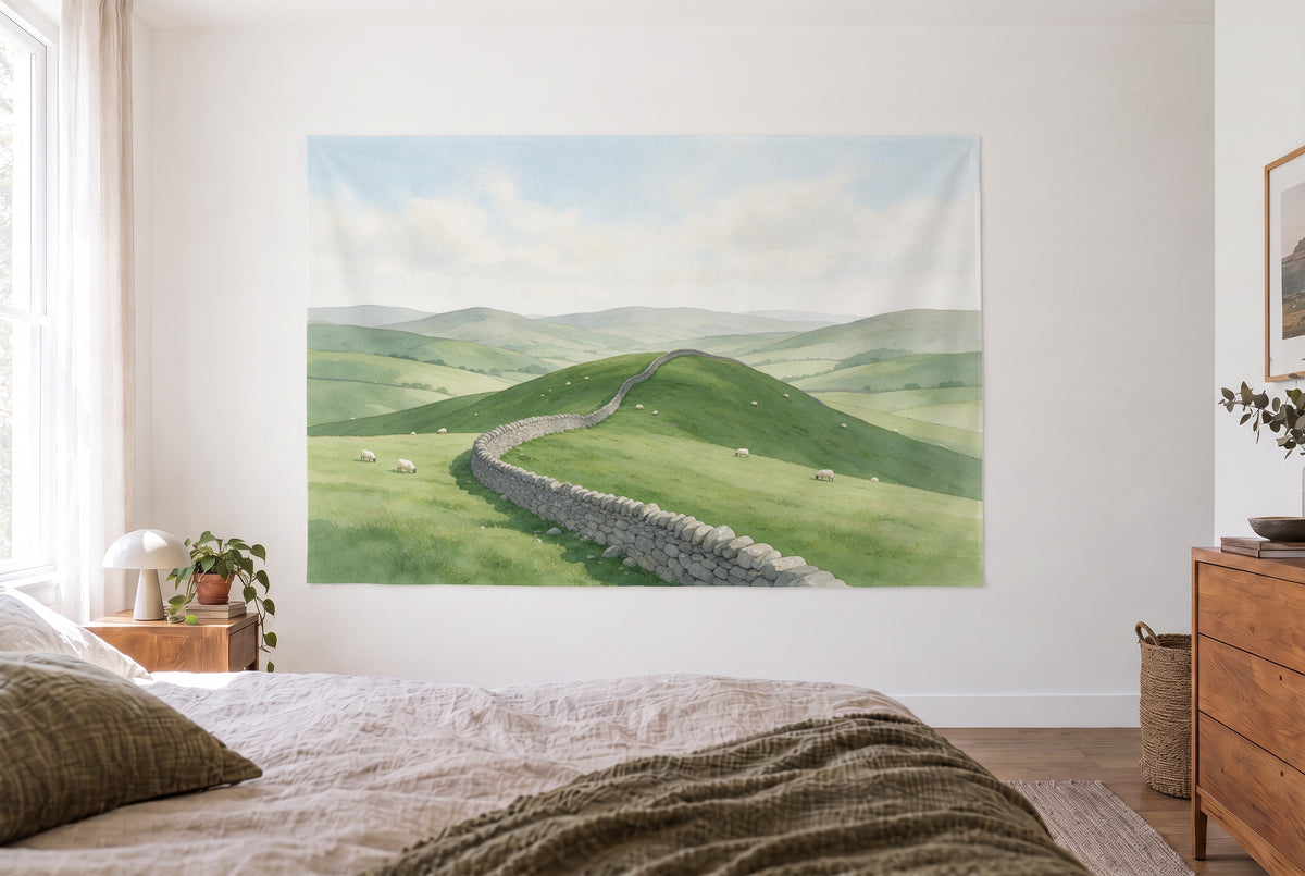 Wandtuch Grüne Hügel mit Steinmauern im hellen Schlafzimmer gegenüber dem Bett, rechts eine Holzkommode – Grün und Blau