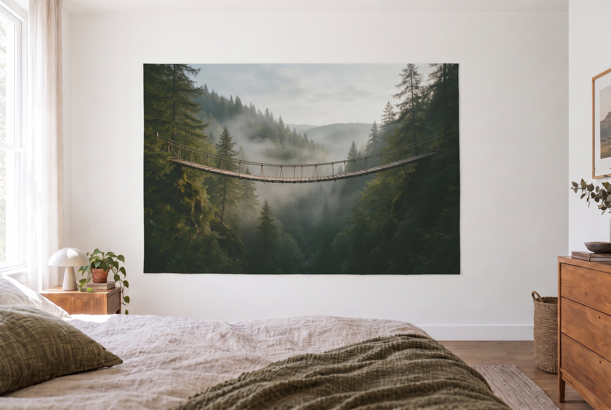 Wandtuch Hängebrücke im Nebel im hellen Schlafzimmer gegenüber dem Bett, rechts eine Holzkommode – Grün und Grau
