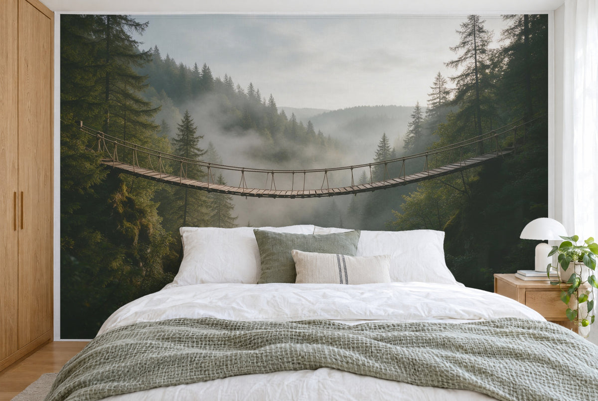 Bedruckter Stoff im XXL-Format: Holzbrücke quer über der Bildmitte, darunter Nebel und Nadelwald, wandfüllend hinter dem Bett