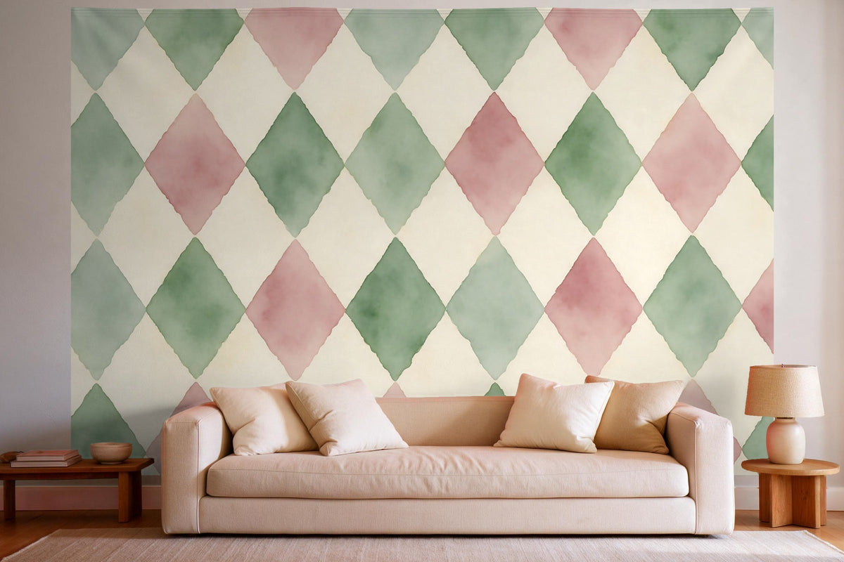 Decoración de pared en un salón luminoso sobre el sofá: tapiz de tela Rombos arlequín en salvia y rosa viejo