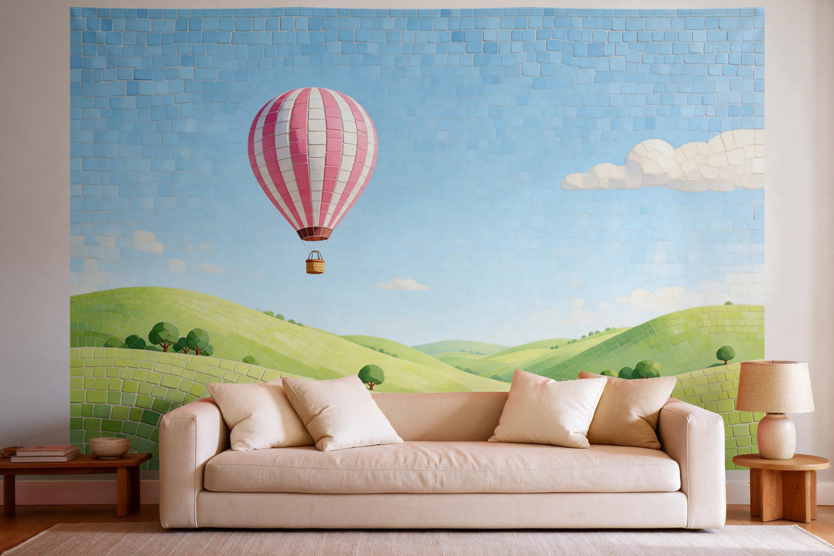 Decoración de pared en un salón luminoso sobre el sofá: tapiz de tela Globo aerostático en mosaico