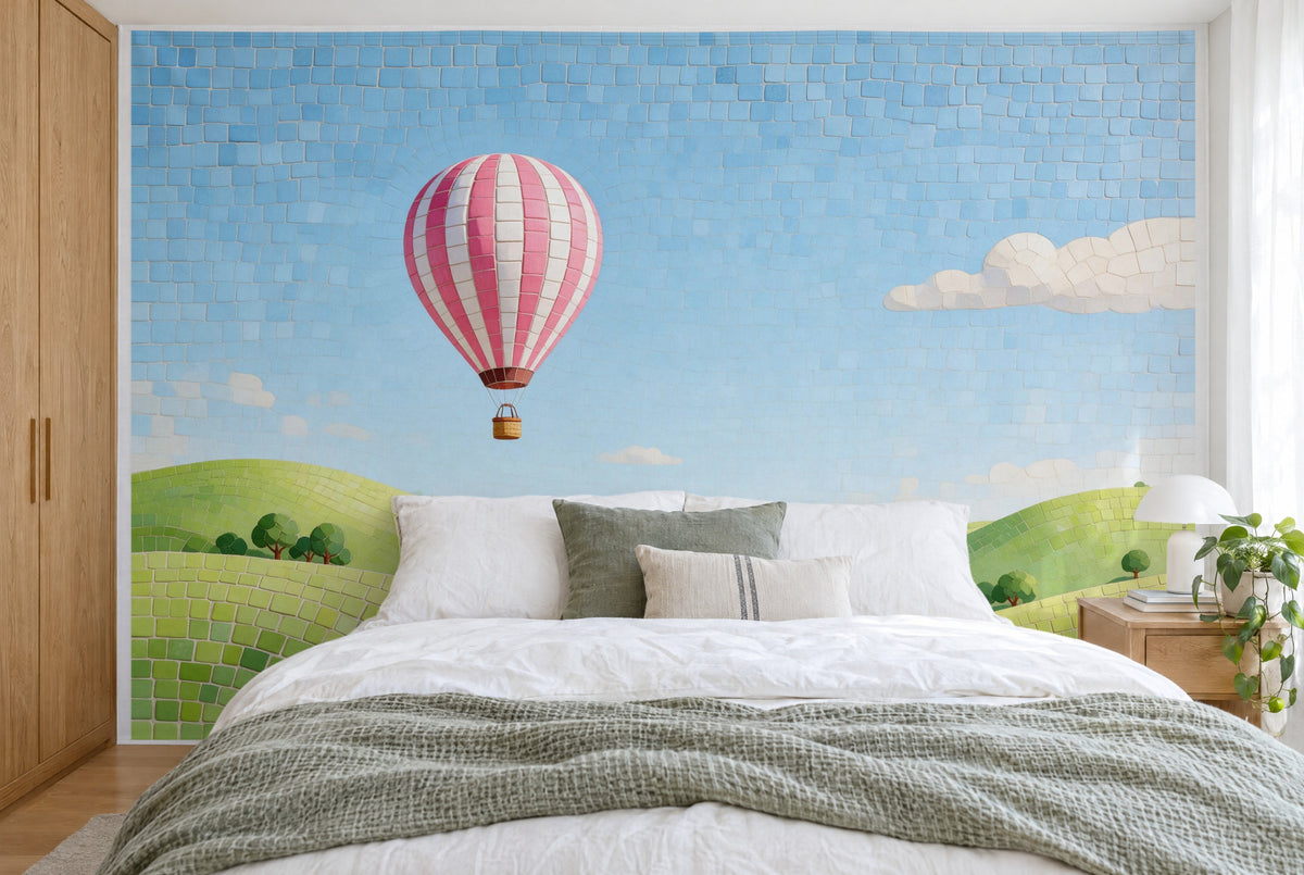 Tissu imprimé XXL : ballon-mosaïque en haut à gauche, nuage à droite, collines vertes en bas, sur tout le mur derrière le lit