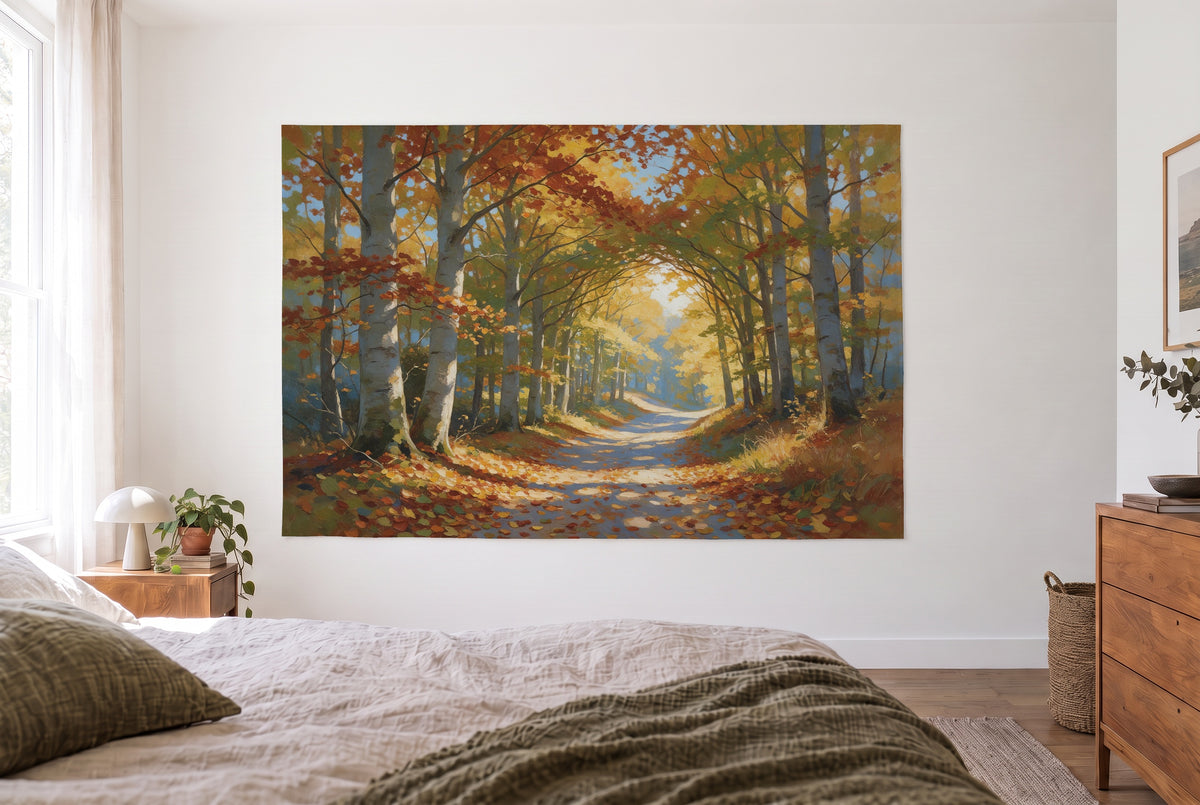Wandtuch Herbstwald mit Waldweg im hellen Schlafzimmer gegenüber dem Bett, rechts eine Holzkommode – Rot und Gold