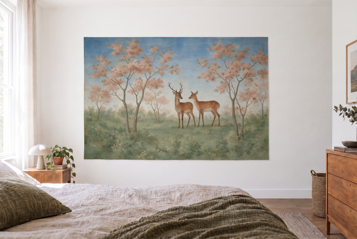 Wandtuch Hirsche zwischen Blütenbäumen als Fresko im hellen Schlafzimmer gegenüber dem Bett, rechts eine Holzkommode