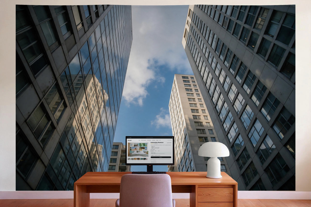 Wandtuch XXL Hochhausschlucht mit Wolkenhimmel als Wanddeko im Büro hinter dem Schreibtisch