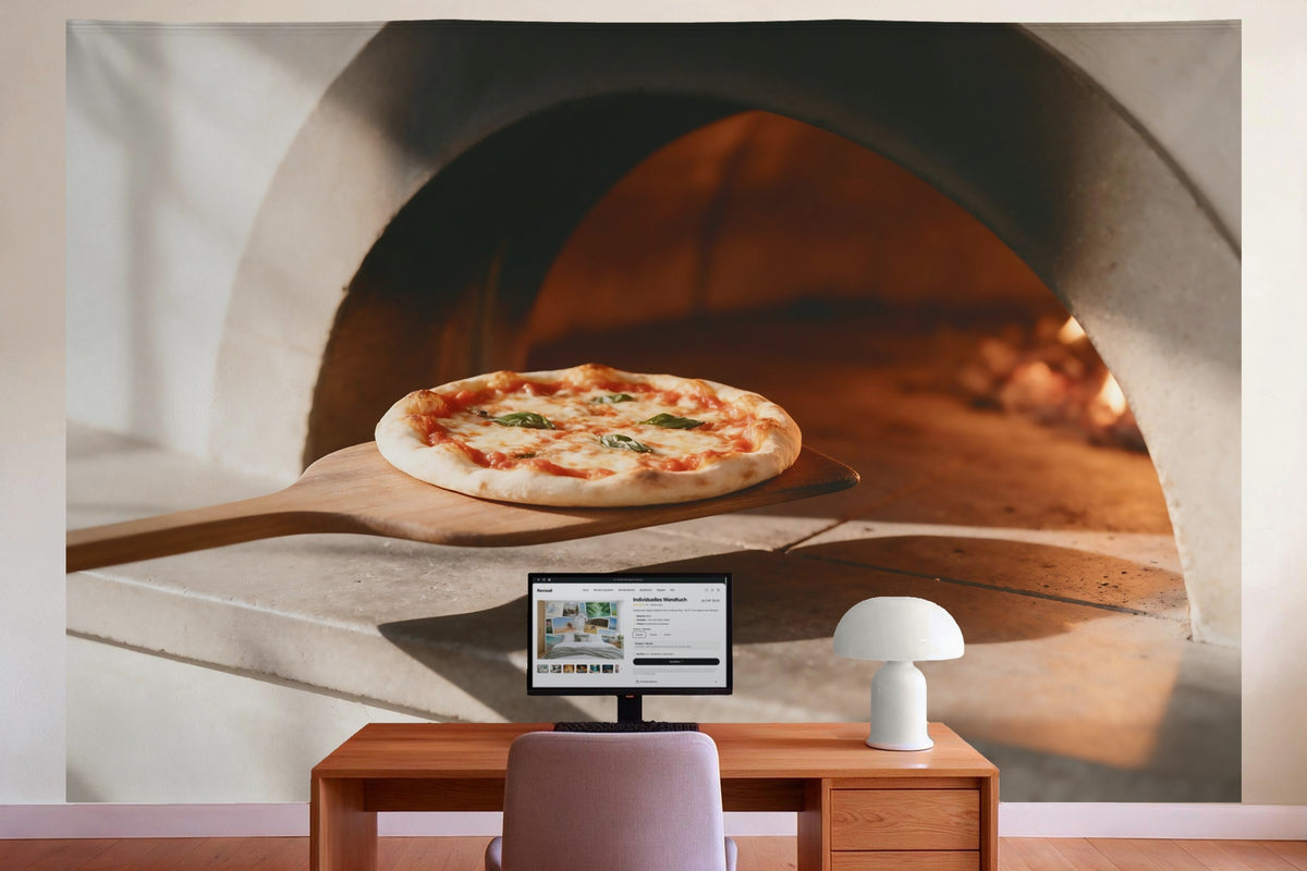 Wanddeko im Büro hinter dem Schreibtisch: Wandtuch Holzofenpizza auf der Schaufel, auf Stoff gedruckt