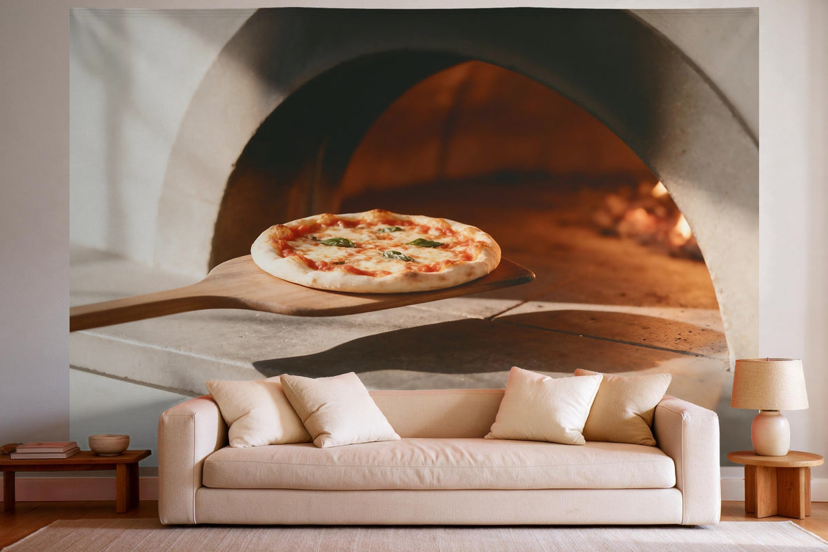 Wandtuch XXL Holzofenpizza auf der Schaufel als Wanddeko im hellen Wohnzimmer über dem Sofa