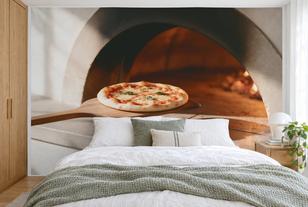 Tela impresa XXL: pizza en pala de madera a la izquierda ante horno de piedra claro con brasas, muro entero tras la cama