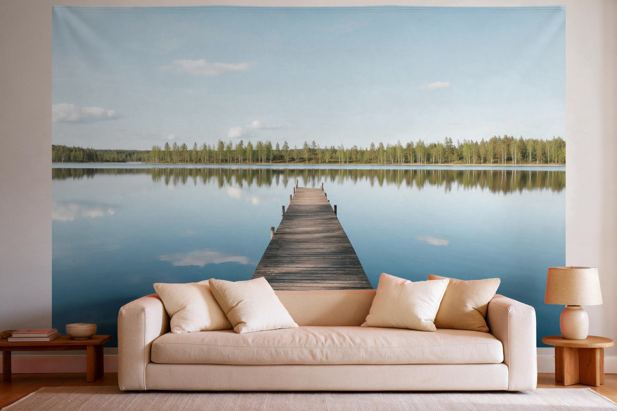 Wandtuch XXL Holzsteg am stillen See als Wanddeko im hellen Wohnzimmer über dem Sofa