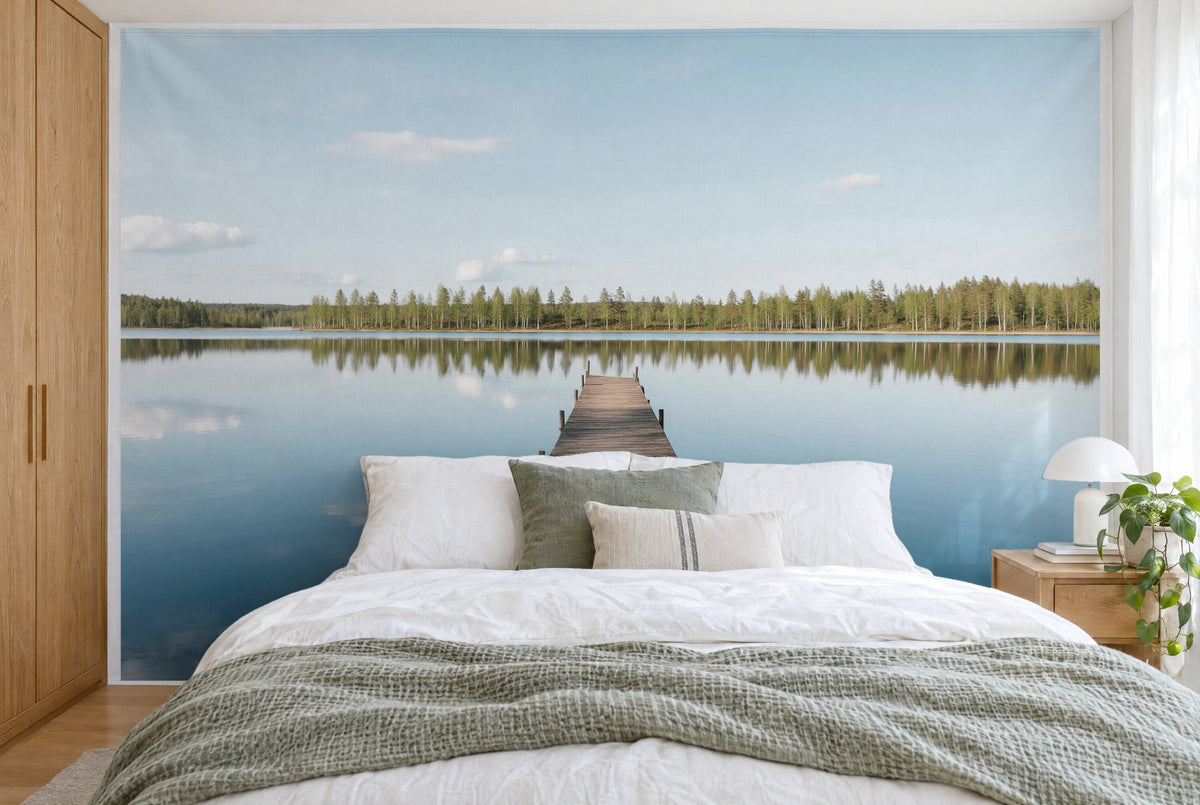 Tissu imprimé XXL : ponton au centre vers la rive de bouleaux, lac avec reflet des nuages, mur entier derrière le lit