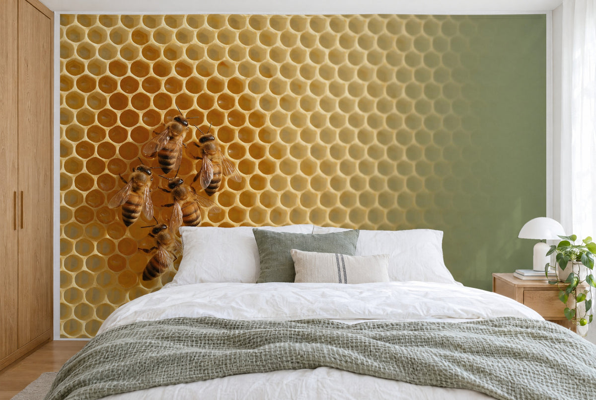Tissu imprimé XXL : cinq abeilles à gauche sur le rayon de miel, vert sauge à droite, mur entier derrière le lit