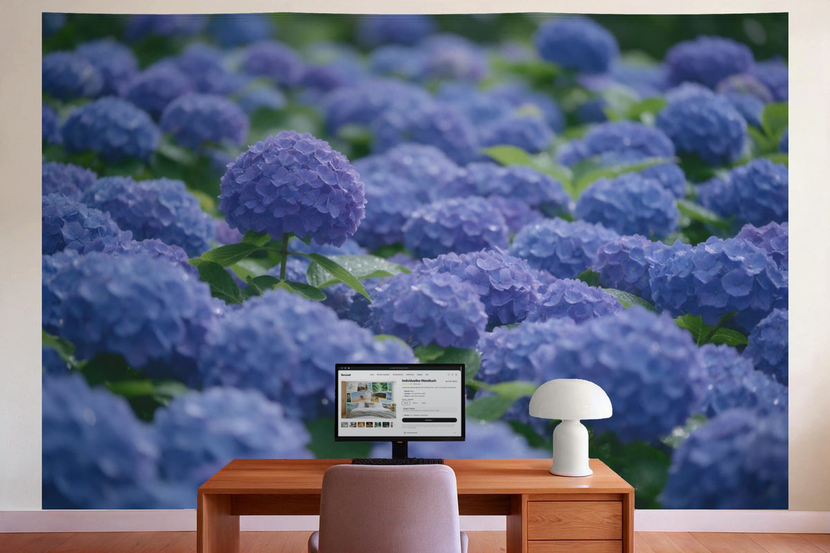 Wanddeko im Büro hinter dem Schreibtisch: Wandtuch Blaue Hortensien in voller Blüte, auf Stoff gedruckt