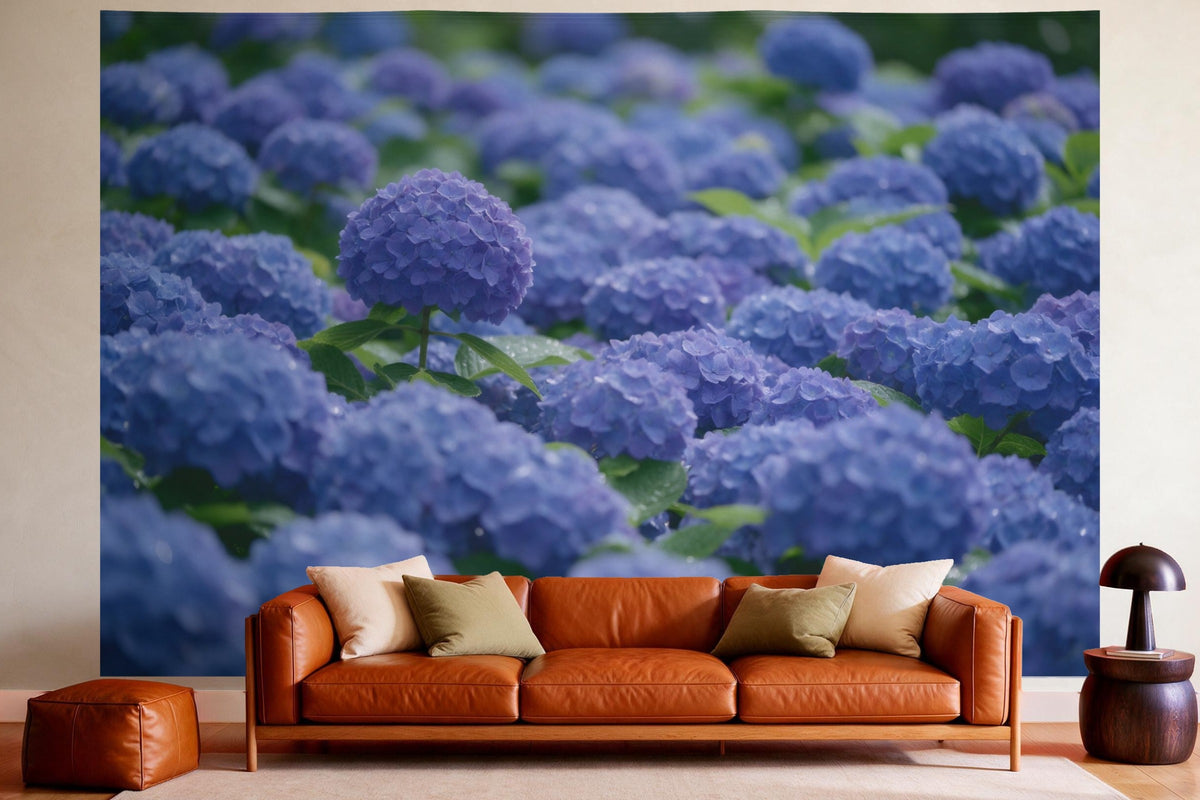 Wandtuch XXL Blaue Hortensien in voller Blüte als Wanddeko im gemütlichen Wohnzimmer über dem Ledersofa