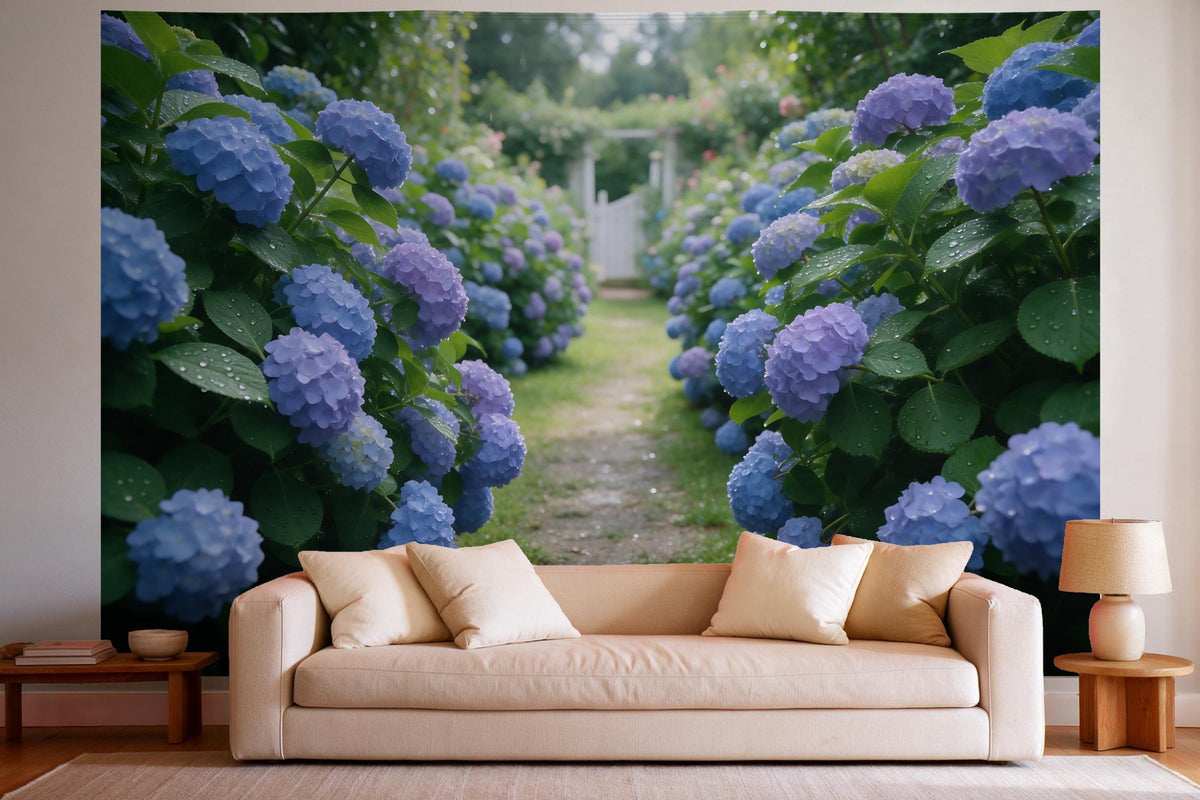 Decoración de pared en un salón luminoso sobre el sofá: tapiz de tela Jardín de hortensias en verano