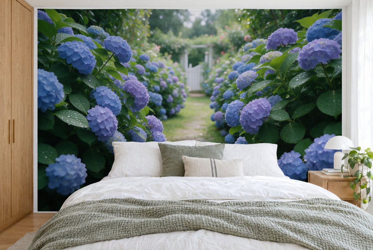 Tapiz de pared grande Jardín de hortensias en verano en el dormitorio, cubriendo la pared detrás de la cama – tela impresa