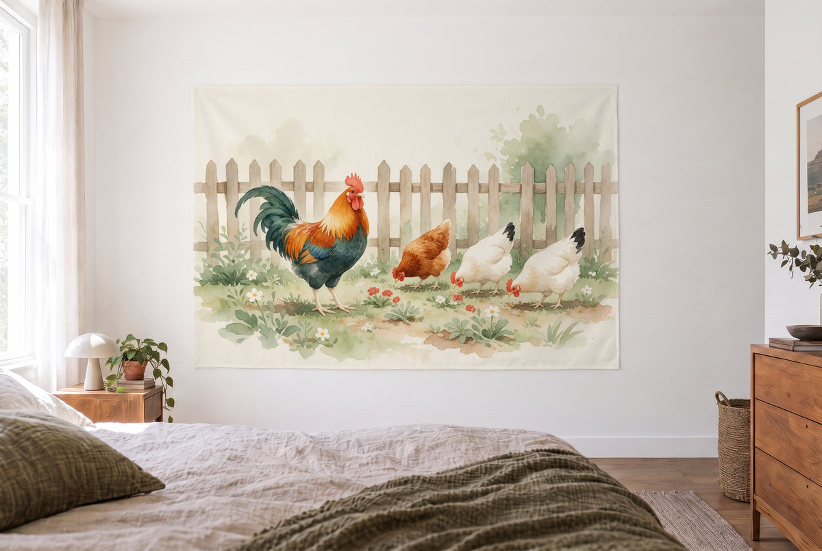 Tapiz gallinas en el jardín de la granja, dormitorio frente a la cama, cómoda de madera a la derecha – verde, rojo y beige