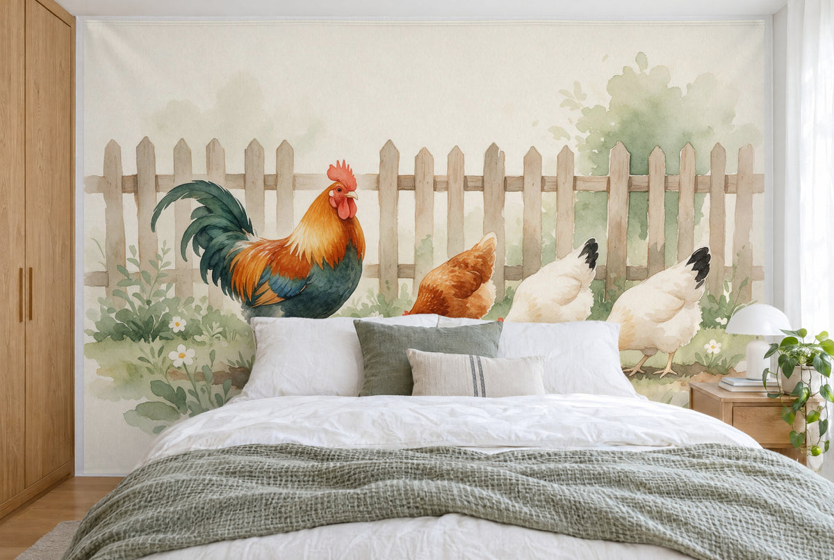 Tela impresa XXL: gallo colorido a la izquierda ante la valla, tres gallinas a la derecha, pared entera tras la cama