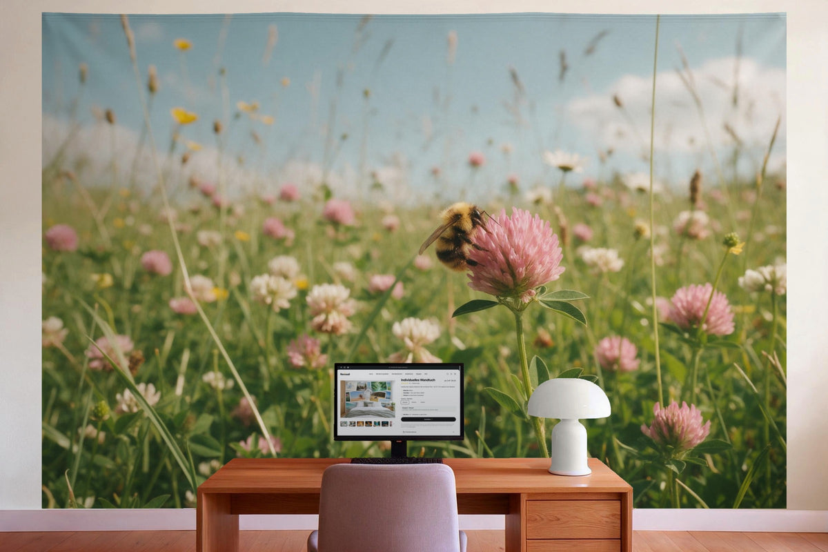 Decoración de pared en la oficina detrás del escritorio: tapiz de tela Abejorro en una flor de trébol