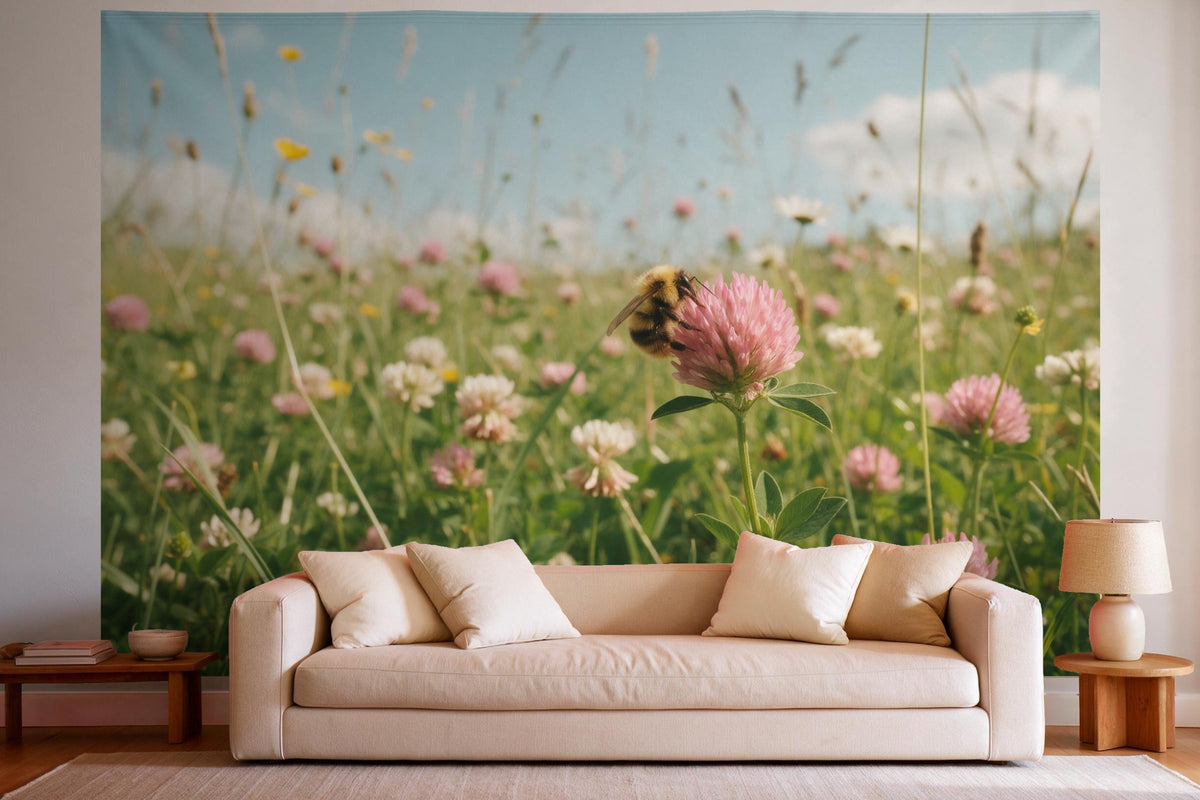 Tapiz de pared XXL Abejorro en una flor de trébol como decoración en un salón luminoso sobre el sofá