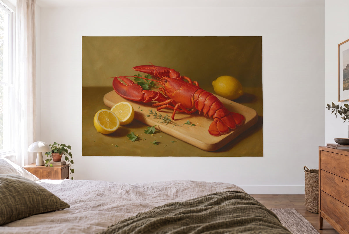 Wandtuch Hummer mit Zitronen im hellen Schlafzimmer gegenüber dem Bett, rechts eine Holzkommode – Rot, Gelb und Braun