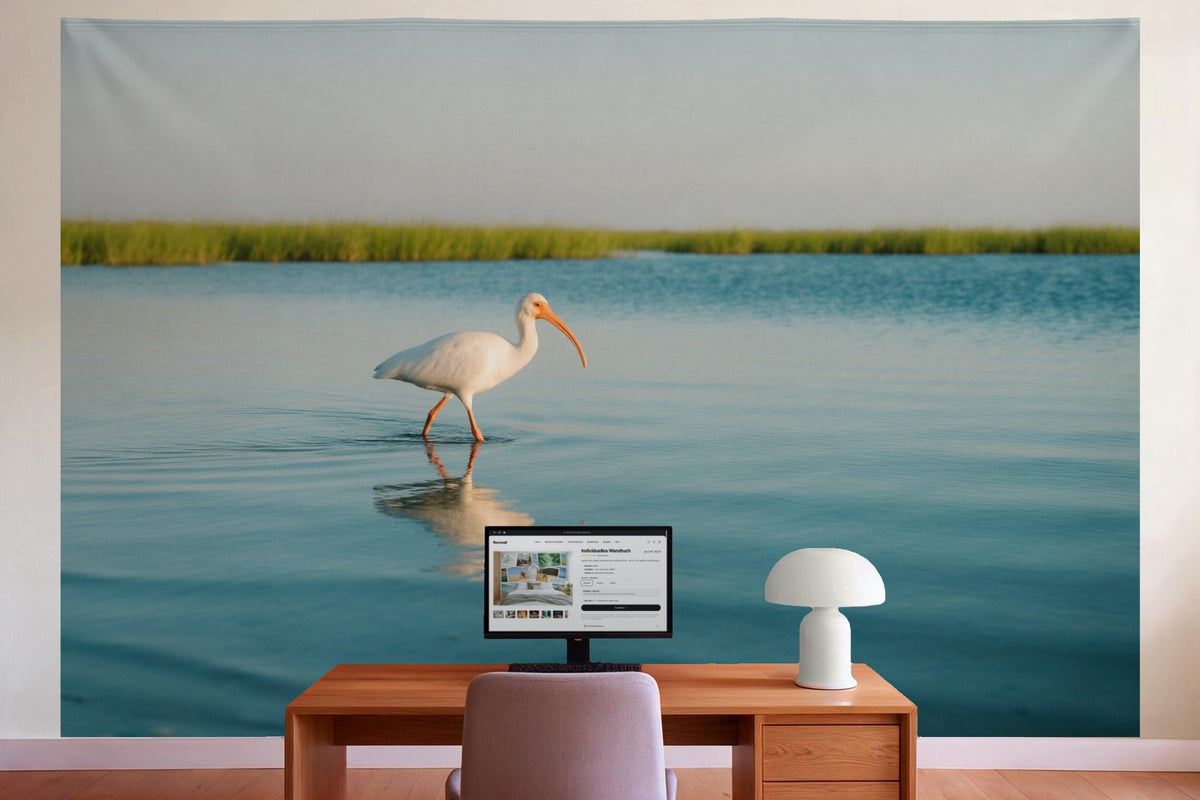 Wanddeko im Büro hinter dem Schreibtisch: Wandtuch Ibis im flachen Wasser, auf Stoff gedruckt