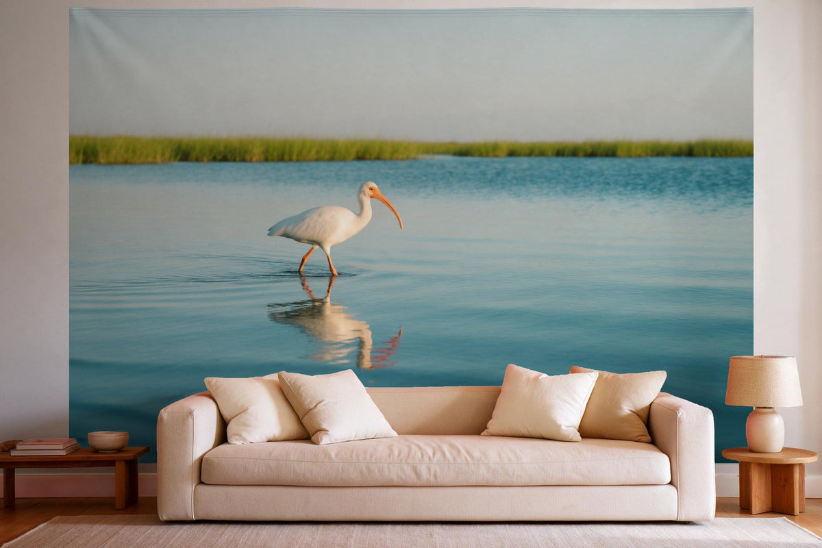 Wandtuch XXL Ibis im flachen Wasser als Wanddeko im hellen Wohnzimmer über dem Sofa