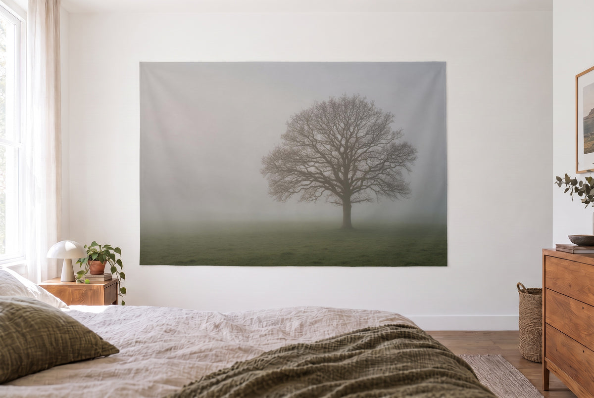 Tapiz roble desnudo en la niebla en el dormitorio claro frente a la cama, cómoda de madera a la derecha – gris y verde