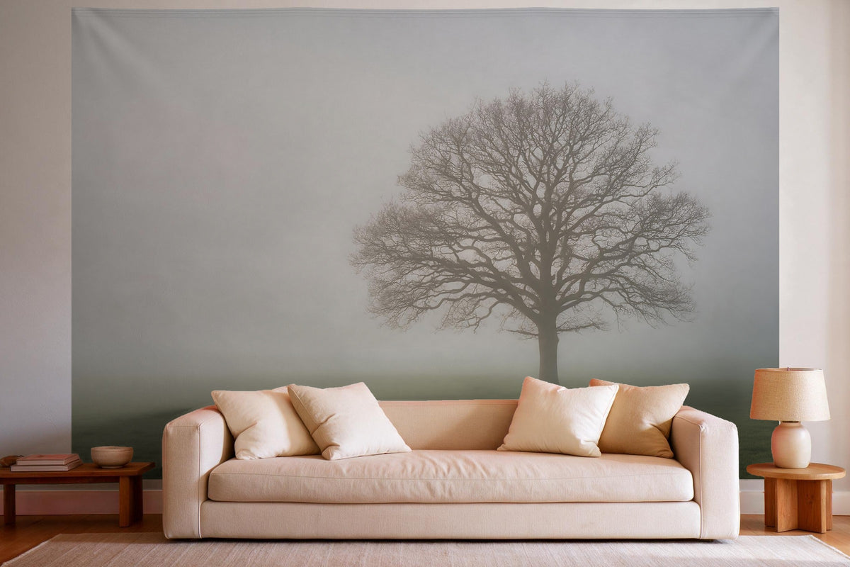 Déco murale dans un salon lumineux au-dessus du canapé : tenture murale Chêne nu dans le brouillard, imprimée sur tissu