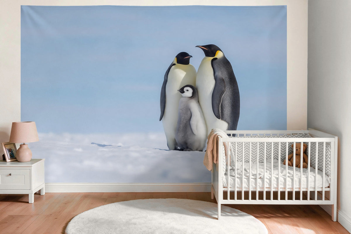 Déco murale dans la chambre de bébé au-dessus du lit : tenture murale Manchots empereurs et leur poussin, imprimée sur tissu