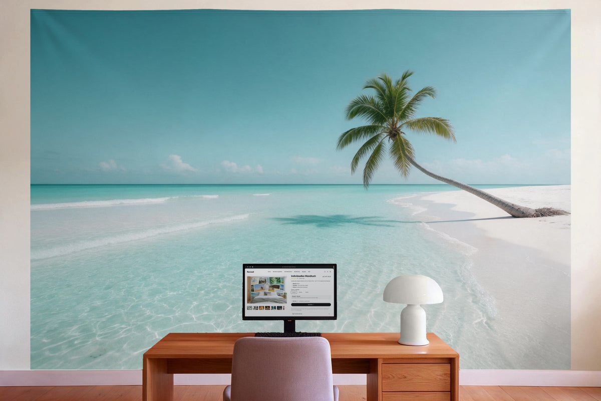 Déco murale dans le bureau derrière la table de travail : tenture murale Plage des Caraïbes avec palmier, imprimée sur tissu