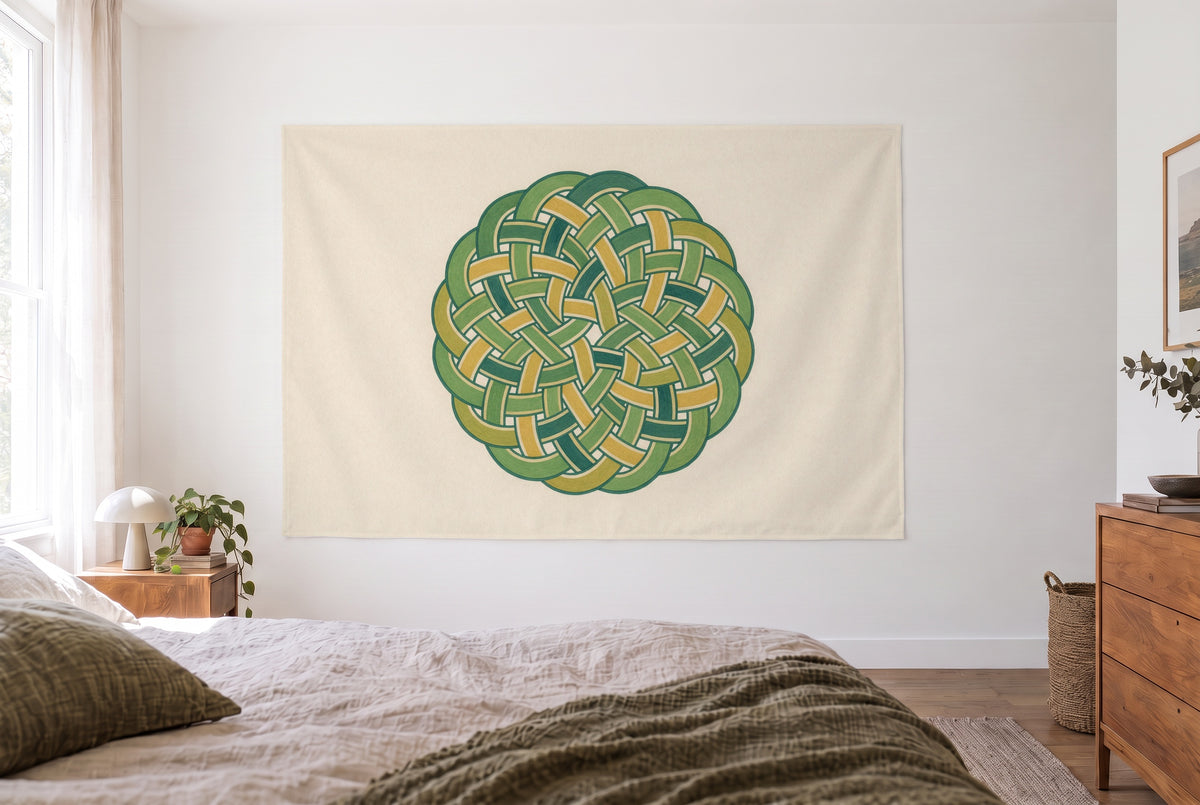 Wandtuch Keltisches Knotenmuster im hellen Schlafzimmer gegenüber dem Bett, rechts eine Holzkommode – Grün und Beige